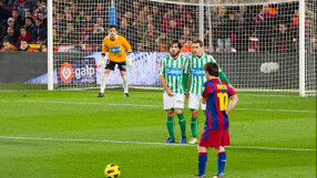 Учени: Стената пречи на вратарите да спасяват преки свободни удари