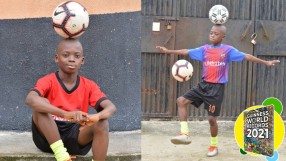 12-годишен жонглира с топката като за 