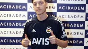 Йозил нарушава традицията с нов номер във 