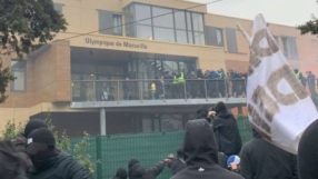 Феновете нахлуха на базата на 