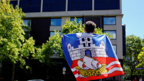 Австралия настани Джокович в хотел за бежанци, сърби се събраха на протест 