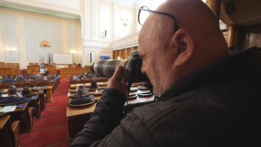 Парламентът през фото разказите на Веселин Боришев: Кои са неговите главни герои?