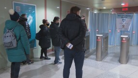 Над 1000 COVID заразени в столицата за ден – и в метрото се извиха опашки за ваксини