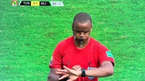 Комичен съдия свири край на мач в 85-а минута, поправи се в... 89-а (ВИДЕО)