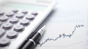 Мрачна прогноза на БНБ за ръст на инфлацията у нас: Как се справят най-уязвимите?