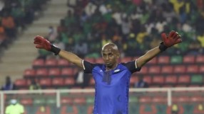 Защитник направи чудеса като вратар, 10 смели коморци бяха близо до изненада