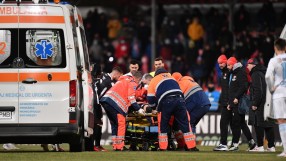 Българин получи тежка травма в румънското дерби, откараха го с линейка (ВИДЕО)