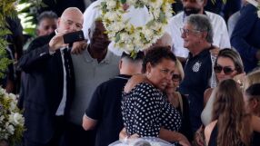 Президентът на ФИФА си направи селфи до ковчега на Пеле (ВИДЕО)