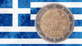 Вдигат минималната работна заплата в Гърция