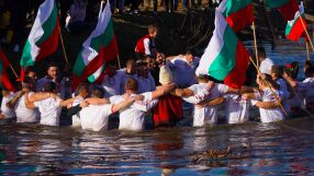 На Богоявление: Тържествен водосвет и хвърляне в ледени води за кръста (ОБЗОР)
