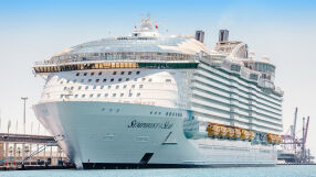 С 19 басейна и лагуни за сърф-Symphony Of The Seas е символ на лукс 