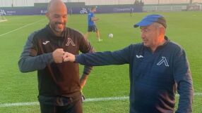 За бутилка вино: Ники Михайлов хвана дузпа на Мъри (ВИДЕО)