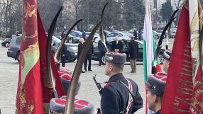 Водосвет на бойните знамена: Тържествен ритуал пред Паметника на Незнайния войн (СНИМКИ)