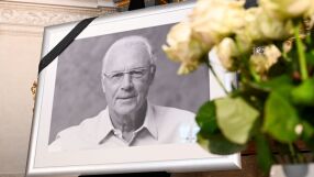 Погребаха Бекенбауер до родителите му (СНИМКИ)