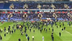 Бесни фенове нахлуха на мач в Англия (ВИДЕО)