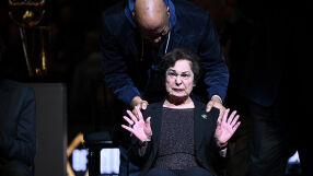 Позор: Разплакаха вдовица в претъпкана зала (ВИДЕО)