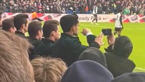 Странни мъже си миха зъбите на Челси - Фулъм (ВИДЕО)