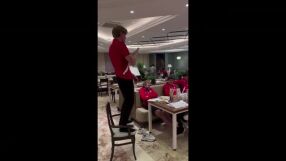 Фалшиво, но от сърце: Нов в ЦСКА пя пред всички на вечеря (ВИДЕО)