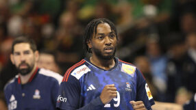 Беше при президента в Елисейския дворец, събуди се в килията