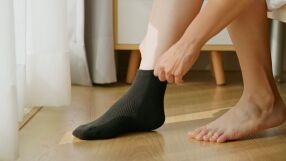 Защо никога не трябва да носите черни чорапи в самолет