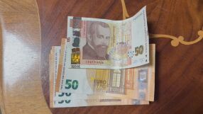 Новата валута: Българите предпочитат все още да плащат в лева