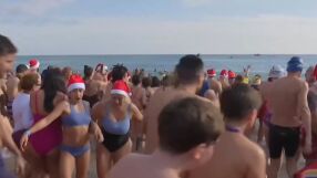 Стотици се потопиха в ледените води на Средиземно море в Барселона за първото къпане през годината