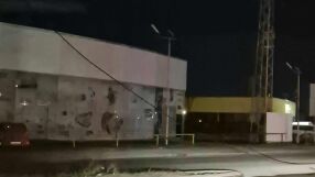 Ураганен вятър във Враца обърна спирки, паднали стълбове блокираха улици (СНИМКИ)