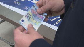 „Пипни, погледни и наклони“: Как да разпознаваме фалшивите евробанкноти?