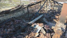 Младо семейство остана без дом: Пожар изпепели къщата им, докато очакват да се роди детето им