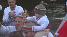 Богоявление е! Спасиха кръста в Калофер и го дадоха на най-малкия участник (ВИДЕО)