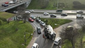 Бетоновоз се обърна на оживен столичен булевард