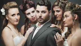 Един мъж се ожени за четири жени от едно училище – защо бе осъден? (ВИДЕО)