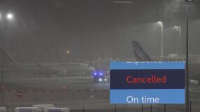 Стотици отменени полети: Снеговалеж и лед парализираха въздушния трафик в Париж