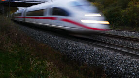 Мъж се вози между вагоните на влак, удря се в стълб и бариера, загива