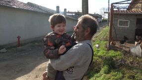 4-годишният Иван от Осмар дарява всичките си пари на мъж, чиято къща изгаря