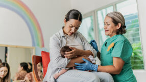 На Бабинден: Какви са заплатите на акушерките и медицинските сестри?