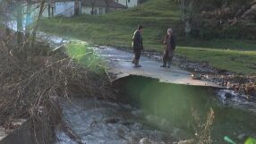 "Нямаме достатъчно запаси": 14 души откъснати от света, пестят от храната, за да оцелеят