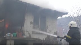 Пожарникари спасиха 70-годишен мъж и кучето му при пожар в Сливен