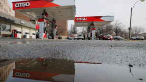 САЩ добиват повече петрол от всяка друга страна. Защо им трябва петролът и на Венецуела?