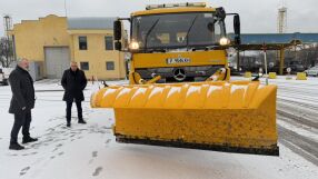 Близо 490 машини чистят пътищата от снега, има условия за обледняване