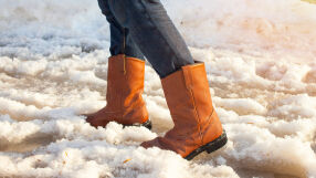 Как ефективно и лесно да почистим обувките от петна от сняг, сол и киша