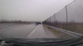 Обърнал се тир блокира движението на АМ „Марица“ в посока Пловдив (ВИДЕО)