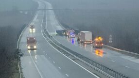 Обърнал се тир блокира движението на АМ „Марица“ в посока Пловдив (ВИДЕО И СНИМКИ)