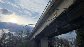 Камион се удари в мост на Подбалканския път и разби арматурата (СНИМКИ)