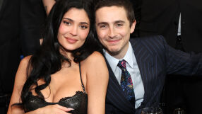 Неловка целувка и средни пръсти: Тимъти Шаламе и Кайли Дженър на „Златните глобуси“ (СНИМКИ)