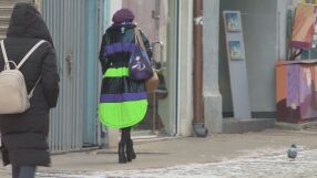 Едни с бастун, а други на токчета: Къде тротоарите в София не са почистени от снега?