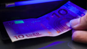 Хванаха младежи, опитали се да платят с фалшиви евробанкноти във Велико Търново