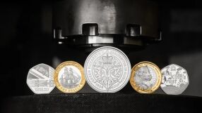 Пуснаха монети, отбелязващи наследството на Елизабет II, Чарлз Дарвин и Гран При на Великобритания