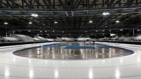 Хокеят на Игрите е под въпрос. Отвори се дупка в леда! (ВИДЕО)