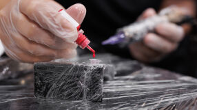 Татуировка с червено мастило накара мъж да оплешивее, спрял да се поти